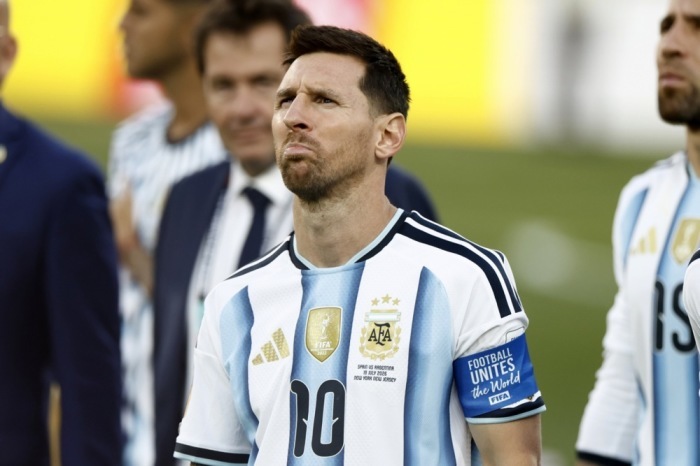 Lionel Messi zeigt sich bei der Siegerehrung nach der Finalniederlage Argentiniens gegen Spanien bei der Fußball-Weltmeisterschaft 2026 enttäuscht. Foto: EPA/Will Oliver