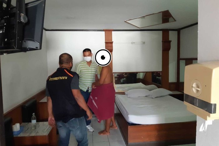 Bei einer Razzia in Kanchanaburi verhaftet die Polizei einen 27-jährigen Mann, der von einer Minderjährigen sexuelle Dienstleistungen gekauft haben soll. Ebenfalls festgenommen wurde die 16-jährige Zuhälterin (Foto zur Verfügung gestellt).
