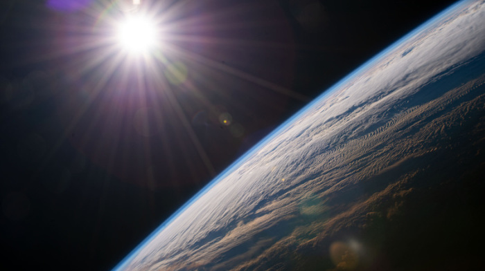 Die Erde erscheint aus Sicht der Internationalen Raumstation im Sonnenlicht. Der Erdüberlastungstag macht auf den hohen Ressourcenverbrauch aufmerksam. Foto: NASA/dpa