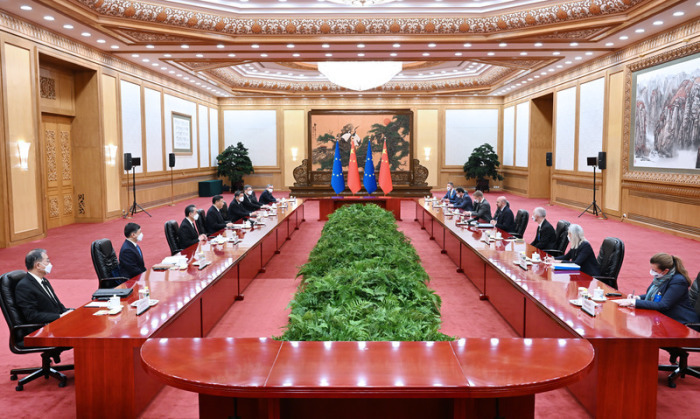 Xi Jinping (4.v.l), Präsident von China, führt Gespräche mit Charles Michel (4.v.r), Präsident des Europäischen Rates, in der Großen Halle des Volkes in Peking. Foto: Zhang Ling/Xinhua