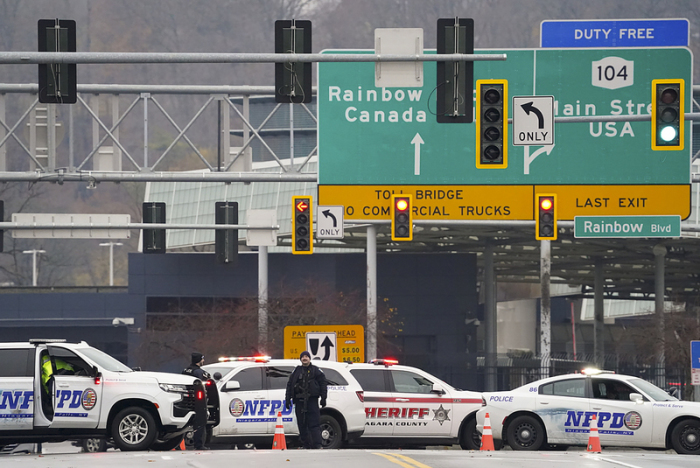Polizisten sperren den Eingang zur Rainbow Bridge. Der Grenzübergang zwischen den USA und Kanada wurde geschlossen, nachdem ein Fahrzeug an einem Kontrollpunkt auf einer Brücke in der Nähe der Niagar... Foto: Derek Gee/The Buffalo News Via Ap/dpa
