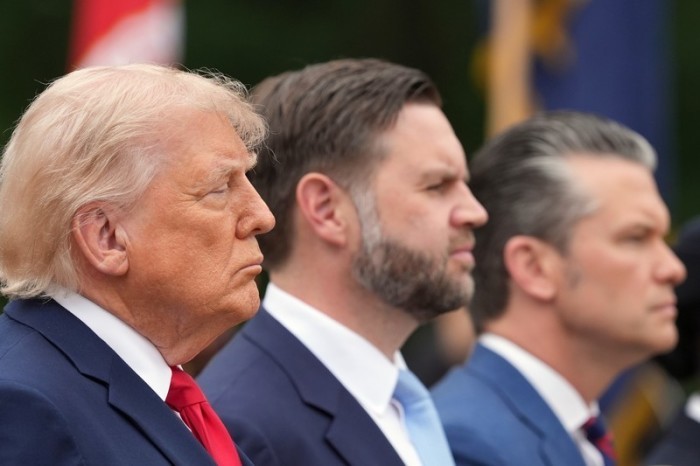 US-Präsident Donald Trump, Vizepräsident JD Vance und Verteidigungsminister Pete Hegseth nehmen am Memorial Day an einer Gedenkzeremonie auf dem Nationalfriedhof Arlington teil. Foto: Alex Brandon/Ap/dpa