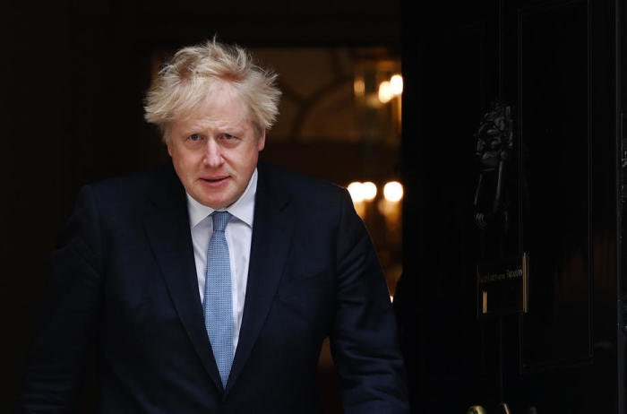 Großbritanniens Premierminister Boris Johnson verlässt die Downing Street 10, um den norwegischen Premierminister Jonas Gahr Store in London zu begrüßen. Foto: epa/Andy Rainandy