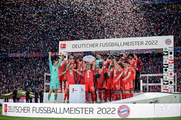 Bayern-Spieler Marcel Sabitzer (C) stemmt die Bundesliga-Meisterschale in die Höhe, während seine Mannschaftskameraden nach dem Spiel in der Bundesliga den Meistertitel feiern. Foto: epa/Filip Singer