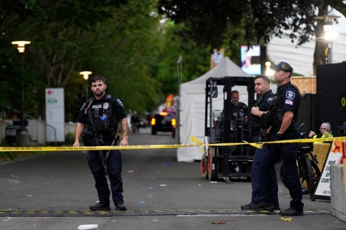 Polizisten riegeln das Gelände des Seattle Center ab, nachdem Schüsse während des „Bite of Seattle“-Food-Festivals gefallen sind. Foto: Lindsey Wasson/Ap/dpa