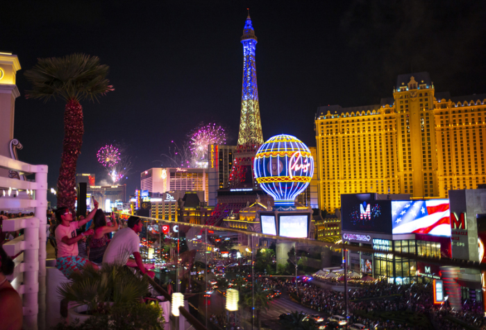 Ein Feuerwerk explodiert über dem Las Vegas Strip während der Feierlichkeiten zum Unabhängigkeitstag. Foto: Chase Stevens