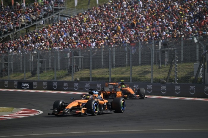 Die McLaren-Piloten Oscar Piastri und Lando Norris fahren beim Großen Preis von Ungarn auf dem Hungaroring in Mogyoród Seite an Seite. Foto: EPA/Tamas Vasvari