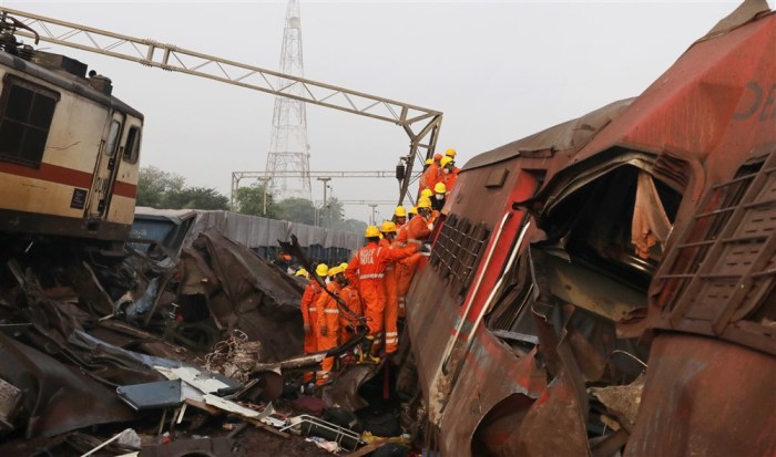 Über 200 Menschen starben und mehr als 900 wurden verletzt, als drei Züge hintereinander zusammenstießen. Foto: epa-efe/Piyal Adhikary