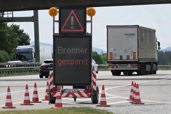 Eine Anzeigetafel an der A8 bei Holzkirchen weist Autofahrer auf die Sperrung der Brennerautobahn in Tirol hin. Foto: Felix Hörhager/dpa
