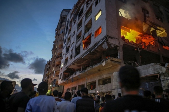 Palästinenser begutachten die Zerstörungen nach einem israelischen Luftangriff im Viertel Al Rimal in Gaza-Stadt. Foto: epa/Mohammed Saber