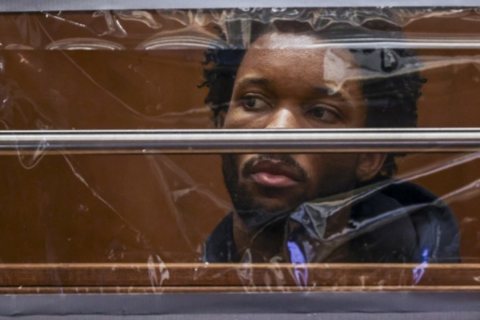 Der US-Sänger David Anthony Burke, bekannt als D4vd, erscheint im Clara Shortridge Foltz Criminal Justice Center in Los Angeles zu seiner Anklageverlesung wegen Mordvorwürfen. Foto: EPA/Ted Soqui/pool