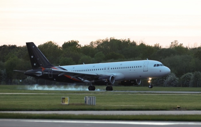 Britische Passagiere der «MV Hondius» landen nach dem Hantavirus-Ausbruch mit einem Charterflug am Flughafen Manchester. Foto: epa/Adam Vaughan