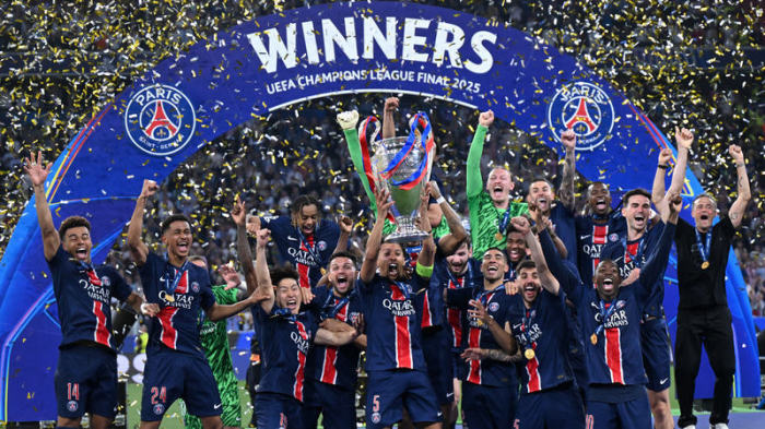 Paris Saint-Germain feiert nach dem Champions-League-Triumph mit Kapitän Marquinhos den begehrten Pokal. Foto: Robert Michael/dpa