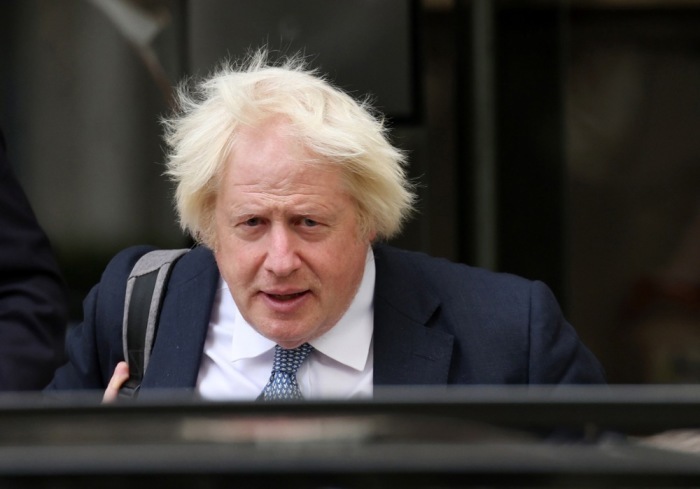 Der frühere britische Premierminister Boris Johnson verlässt nach seiner Aussage die Anhörung der Covid-19-Untersuchung in London. Foto: Andy Rain/epa