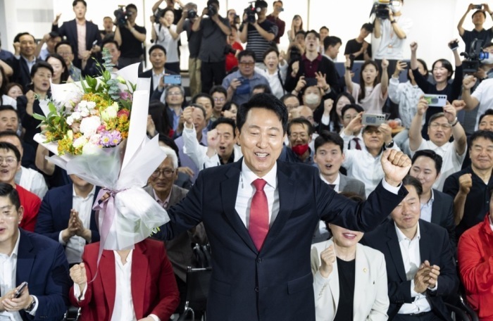 Der neu gewählte Bürgermeister von Seoul, Oh Se-hoon, feiert nach seinem Wahlsieg gemeinsam mit Unterstützern in seinem Büro. Foto: epa/Jeon Heon-kyun