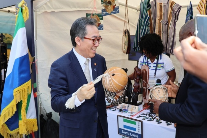 Außenminister Cho Tae-yul aus Südkorea besucht das Africa Culture Festival in Seoul. Foto: epa/Yonhap South Korea Out