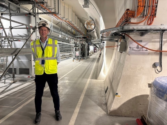Markus Zerlauth, Projektleiter des HL-LHC am Cern, steht in einem neuen Servicetunnel rund 70 Meter unter der Erde. Foto: dpa/Christiane Oelrich