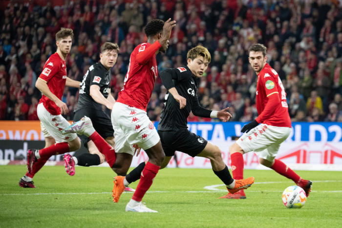 Bundesliga, FSV Mainz 05 - SC Freiburg, 25. Spieltag, Mewa Arena. Freiburgs Ritsu Doan (2.v.r) in Aktion. Foto: Sebastian Gollnow/dpa