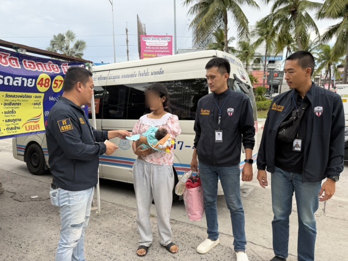 Ermittler der Polizeiwache Na Jomtien übergeben der 14-jährigen Mutter ein Busticket für die Heimreise zu ihrer Familie. Bild: TMN.TV