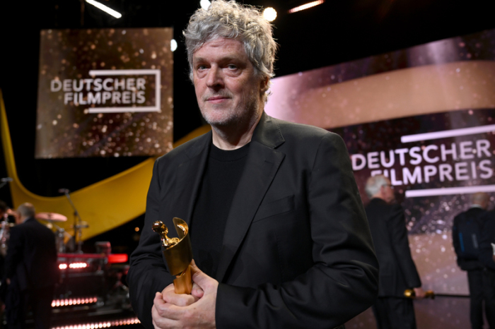 Matthias Glasner freut sich nach der Verleihung des Deutschen Filmpreises über die Lola in Gold für seinen Film 