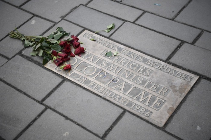 Rosen liegen auf der Gedenktafel für den ermordeten schwedischen Ministerpräsidenten Olof Palme am Tatort in Stockholm. Foto: epa/Viktoria Bank