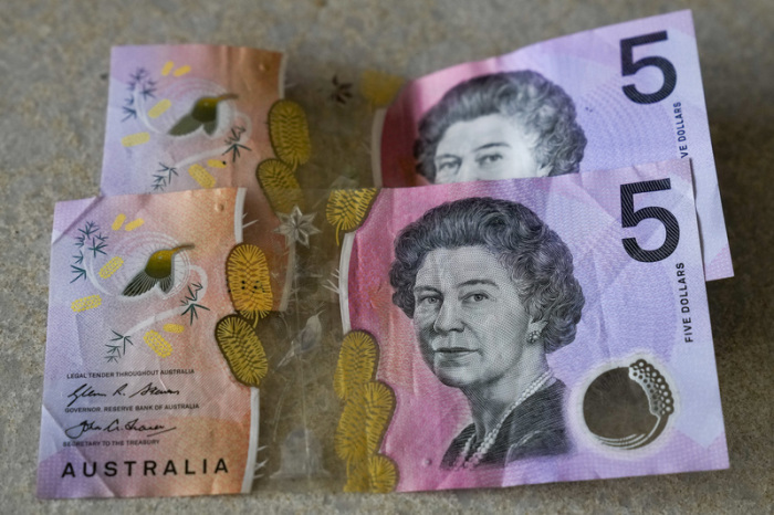 Australische 5-Dollar-Scheine werden in Sydney abgebildet. Foto: Mark Baker/Ap/dpa