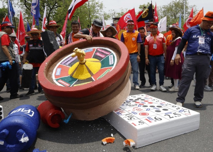 Casino-Gegner demonstrieren in Bangkok. Foto: epa-efe/Narong Sangnak