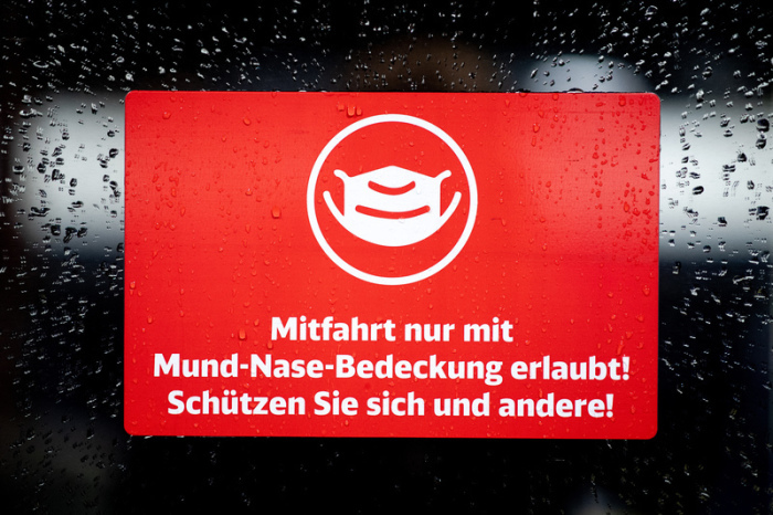 Ein Schild mit der Aufschrift „Mitfahrt nur mit Mund-Nase-Bedeckung erlaubt! Schützen Sie sich und andere!“ klebt an der Zugtür eines ICE der Deutschen Bahn (DB) im Hauptbahnhof. Foto: Hauke-Christian Dittrich/dpa