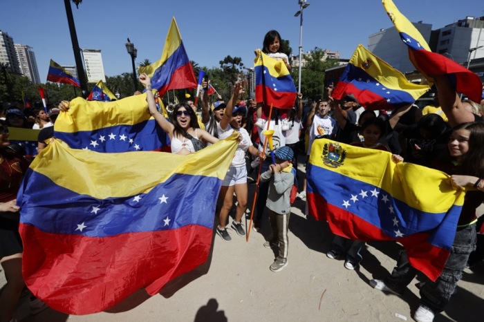 In Chile lebende Venezolaner feiern Berichte über die Festnahme von Präsident Nicolás Maduro durch US-Kräfte. Foto: epa/Elvis Gonzales