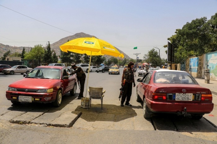 Nach dem Verbot politischer Parteien: Taliban-Sicherheitsbeamte an Kontrollpunkten in Kabul. Foto: epa/Samiullah Popal