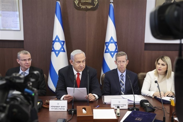 Der israelische Premierminister Benjamin Netanjahu leitet die wöchentliche Kabinettssitzung. Foto: epa/Gil Cohen-magen / Pool