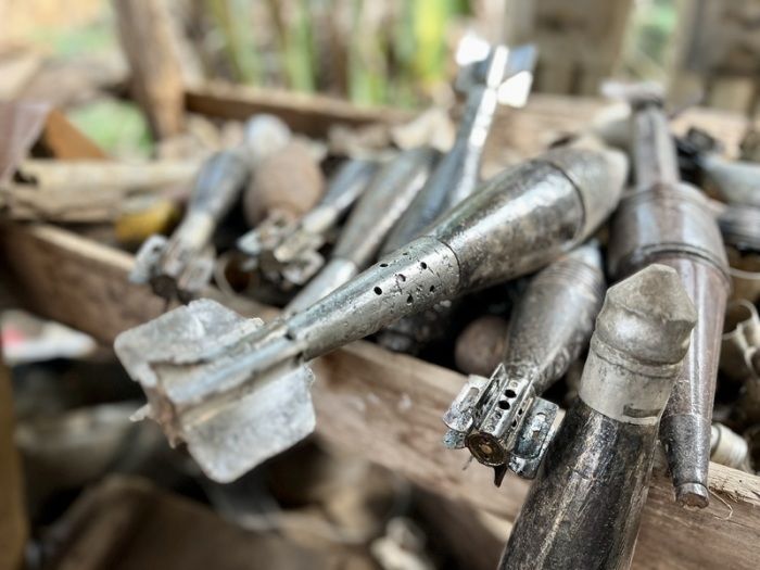 Im Ban Napia «Spoon Village» im Nordosten von Laos liegen Granathülsen, Munition und andere Waffenteile, die in der Gegend gefunden wurden. Foto: Carola Frentzen/dpa