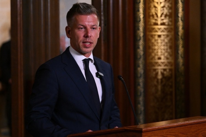 Ungarns Ministerpräsident Peter Magyar informiert nach der Verabschiedung einer Verfassungsänderung auf einer Pressekonferenz in Budapest. Foto: EPA/Tamas Purger