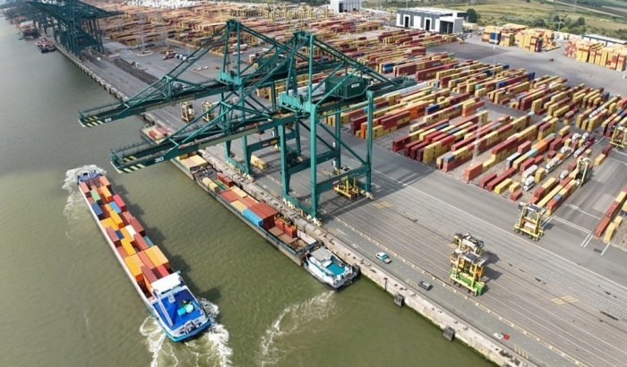 Luftaufnahme zeigt Containerterminals im Hafen von Antwerpen, einem der größten Umschlagplätze Europas mit jährlich über 250 Millionen Tonnen Fracht. Foto: epa/Olivier Hoslet