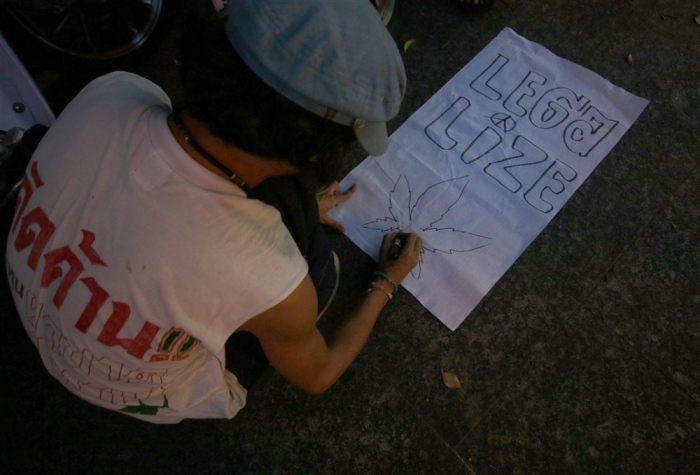 Pro-Cannabis-Aktivist in Bangkok. Foto: epa/Efe/narong Sangnak