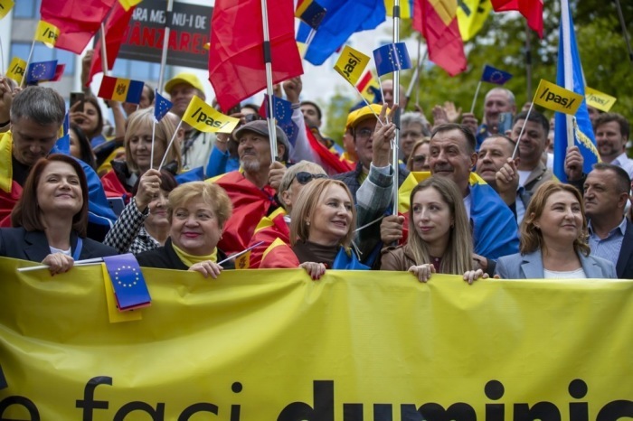 Anhänger der PAS-Partei nehmen an einem Marsch in Chisinau teil, um den Wahlprozess bei den bevorstehenden Parlamentswahlen in Moldau zu unterstützen. Foto: epa/Dumitru Doru