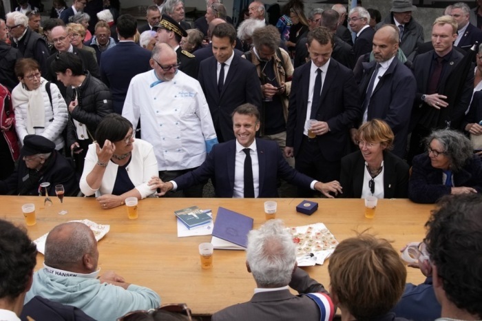 Emmanuel Macron, der französische Präsident, trifft sich mit den Bewohnern der Ile de Sein. Foto: epa/Christophe Ena