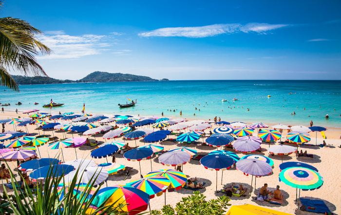 Der Patong Beach ist Phukets bekanntester Strand. Hier kann man sich Liegestühle und Jetskis mieten. Foto: Aleksandar Todorovic/Adobe Stock