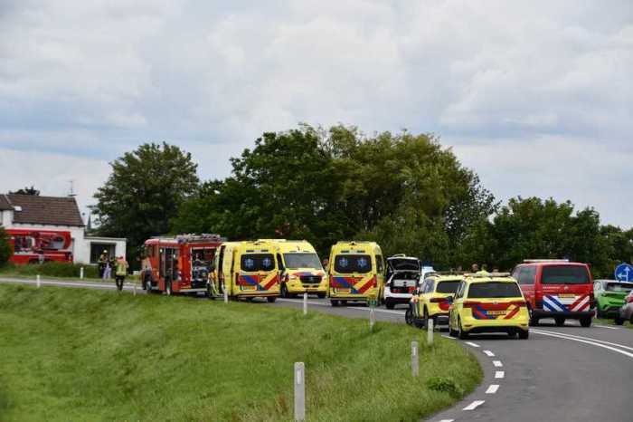 Rettungskräfte sind am Unfallort auf der N290 im Einsatz. In den Niederlanden ist ein Auto in eine Schülergruppe auf Fahrrädern geschleudert. Foto: PROVICOM/Anp/dpa