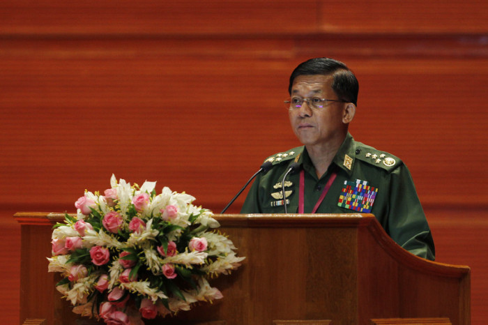  Armeechef Min Aung Hlaing informiert über das Verschwinden der Militärmaschine. Foto: epa/Hein Htet