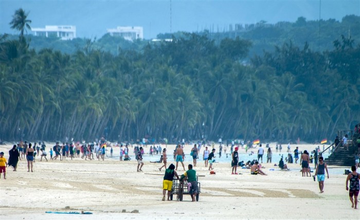 Touristen am Strand von Boracay. Foto: epa/Jo Haresh Tanodra