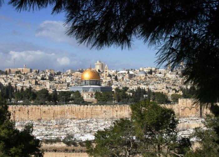 Die ummauerte Altstadt Jerusalems und der Felsendom auf dem Tempelberg, bedeckt mit einer leichten Schneeschicht. Es wird berichtet. EPA/JIM HOLLANDER
