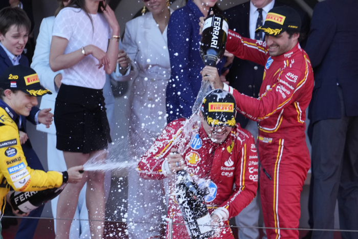 Der Sieger, Ferrari-Pilot Charles Leclerc (M) aus Monaco feiert nach seinem Sieg mit Champagner-Duschen mit dem zweitplatzierten McLaren-Piloten Oscar Piastri (l) aus Australien und dem drittplatzierten Ferrari-Piloten ... Foto: Luca Bruno/Ap/dpa