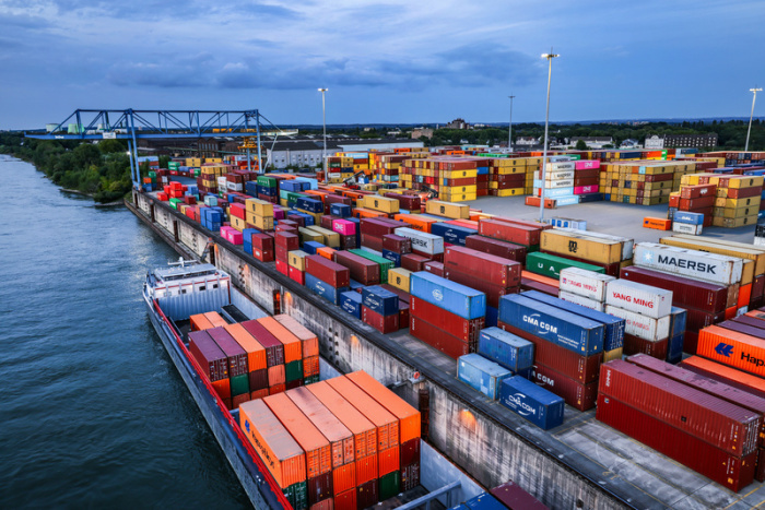 Containerumschlag im Hafen Duisburg steht für die laut OECD ab 2025 erwartete Erholung der deutschen Wirtschaft im Aufwind stark. Foto: dpa/Oliver Berg