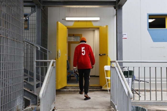 Migranten halten sich im Aufnahmezentrum auf der italienischen Mittelmeerinsel Lampedusa auf, das der Erstversorgung und Registrierung von Neuankömmlingen dient. Foto: EPA/Vincenzo Livieri