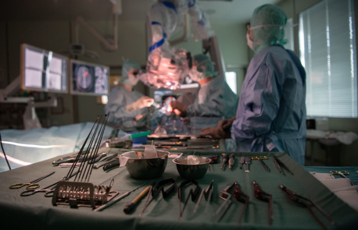 Operationsbesteck liegt während einer Operation in der Neurochirurgie auf einem Tisch. Foto: Marijan Murat/dpa