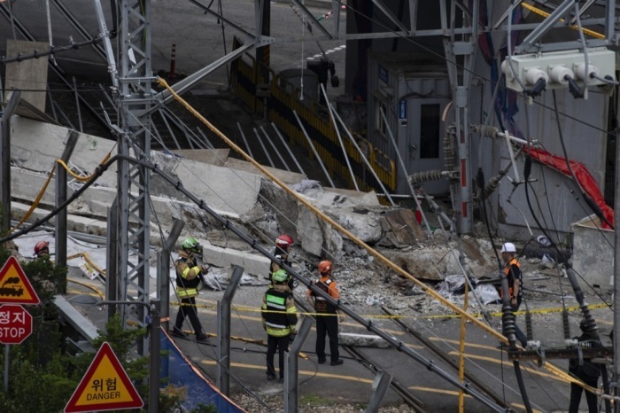 Rettungskräfte suchen nach dem Einsturz einer Brücke in Seoul nach Verschütteten und Verletzten. Foto: epa/Jeon Heon-kyun