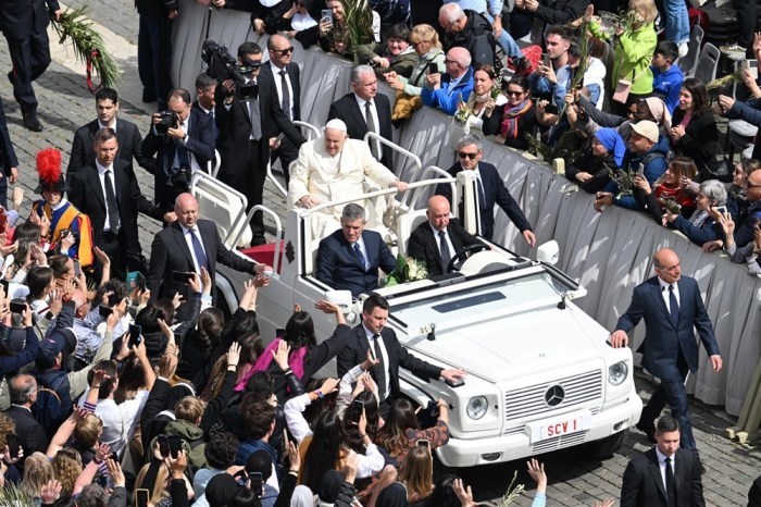 Papst Franziskus zelebriert die Heilige Messe am Palmsonntag im Petersdom in der Vatikanstadt. Foto: epa/Claudio Peri