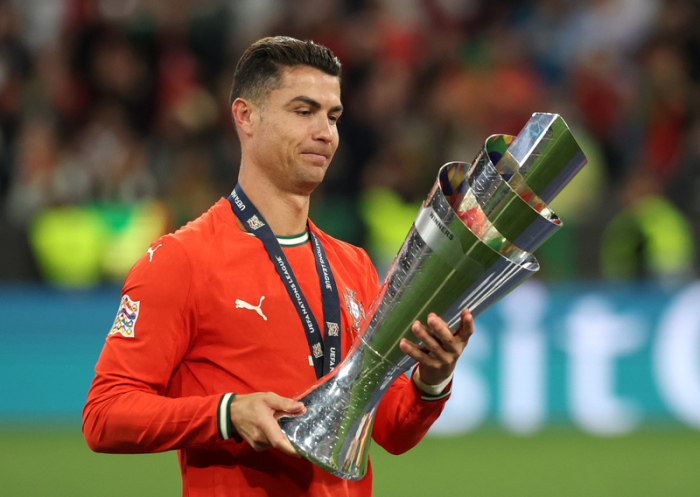 Nations League A, Portugal - Spanien, Play-off-Runde, Finale, Munich Football Arena. Portugals Cristiano Ronaldo hält die Trophäe. Foto: Christian Charisius/dpa