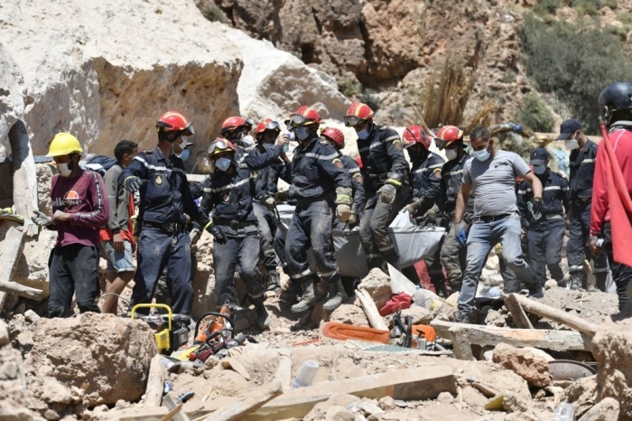 Ein Katastrophenschutzteam birgt die Leichen der Opfer des Erdbebens in Targa. Foto: epa/Jalal Morchidi